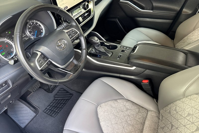 Toyota Highlander Vehicle Full-screen Gallery Image 10