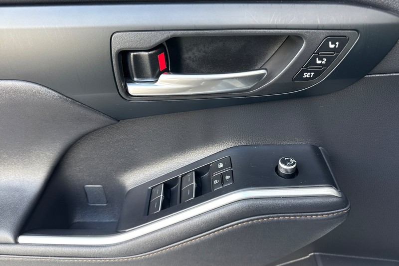 Toyota Highlander Vehicle Full-screen Gallery Image 11