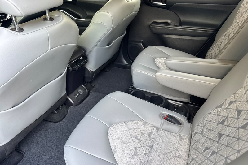 Toyota Highlander Vehicle Full-screen Gallery Image 12