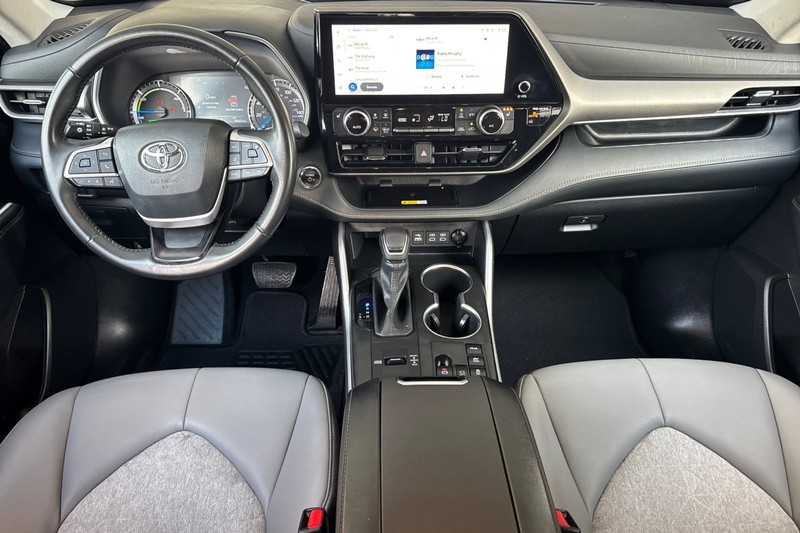 Toyota Highlander Vehicle Full-screen Gallery Image 13
