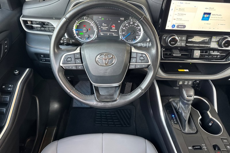 Toyota Highlander Vehicle Full-screen Gallery Image 14