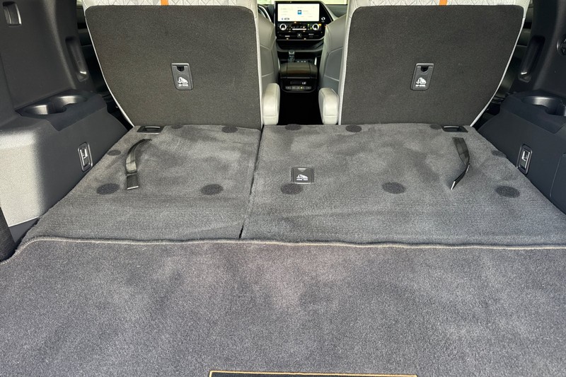 Toyota Highlander Vehicle Full-screen Gallery Image 16