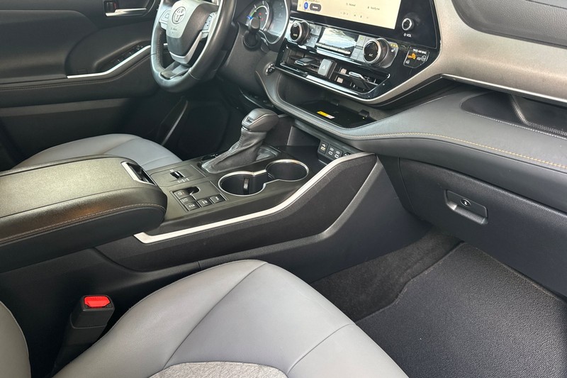 Toyota Highlander Vehicle Full-screen Gallery Image 17