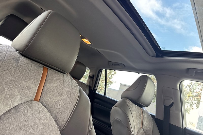 Toyota Highlander Vehicle Full-screen Gallery Image 18