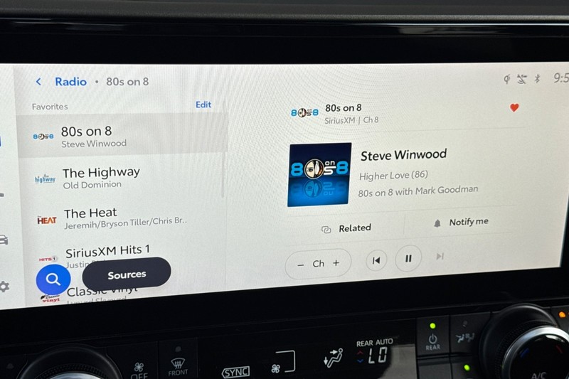 Toyota Highlander Vehicle Full-screen Gallery Image 19