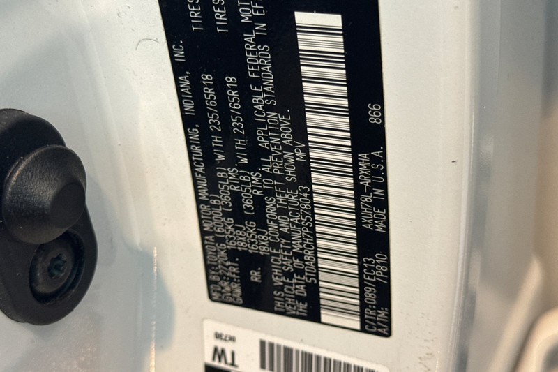 Toyota Highlander Vehicle Full-screen Gallery Image 30