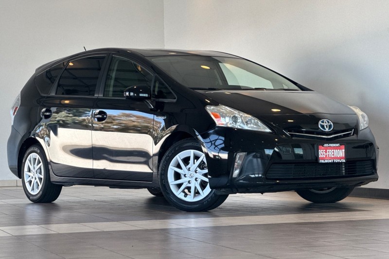 Toyota Prius v Vehicle Full-screen Gallery Image 02