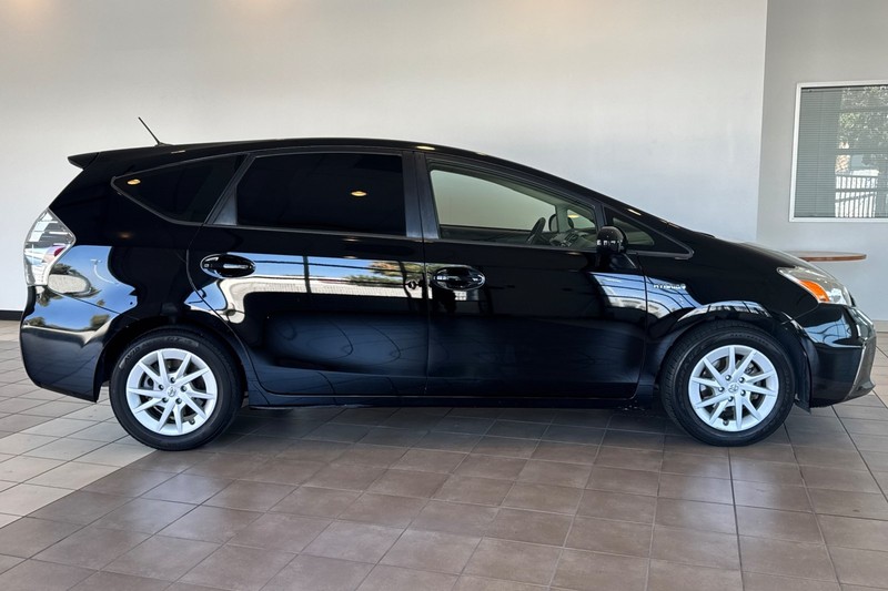 Toyota Prius v Vehicle Full-screen Gallery Image 03