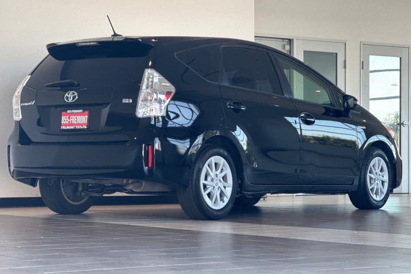 Toyota Prius v Vehicle Full-screen Gallery Image 04