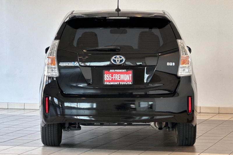 Toyota Prius v Vehicle Full-screen Gallery Image 05