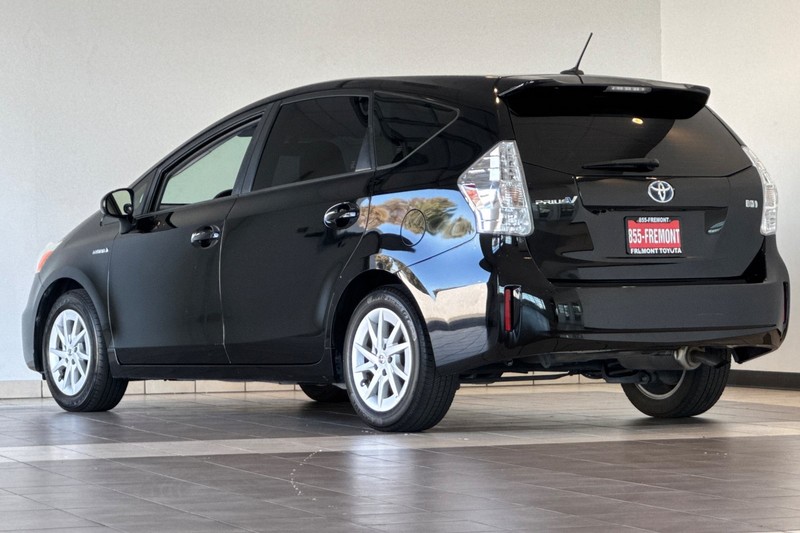 Toyota Prius v Vehicle Full-screen Gallery Image 06