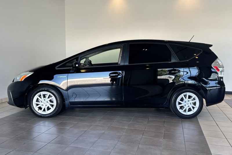 Toyota Prius v Vehicle Full-screen Gallery Image 07