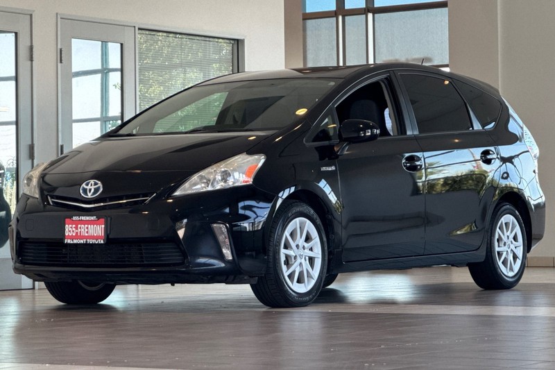 Toyota Prius v Vehicle Full-screen Gallery Image 08
