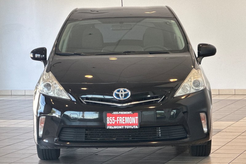 Toyota Prius v Vehicle Full-screen Gallery Image 09