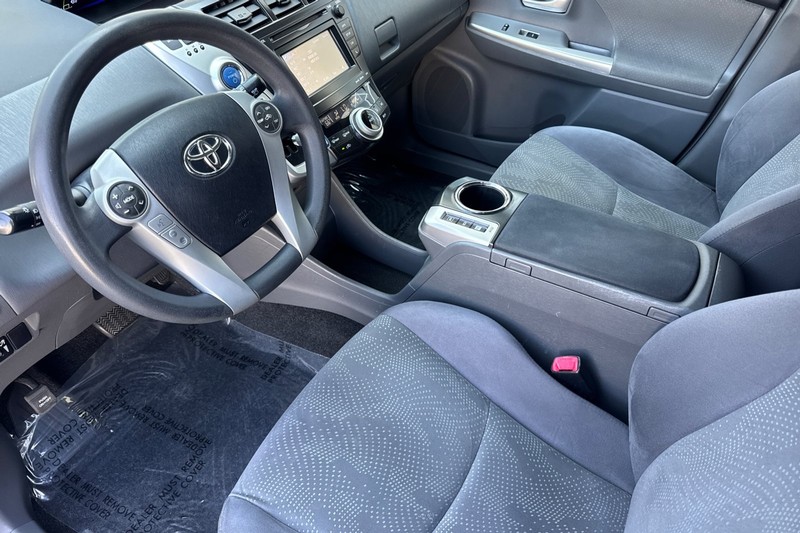 Toyota Prius v Vehicle Full-screen Gallery Image 10