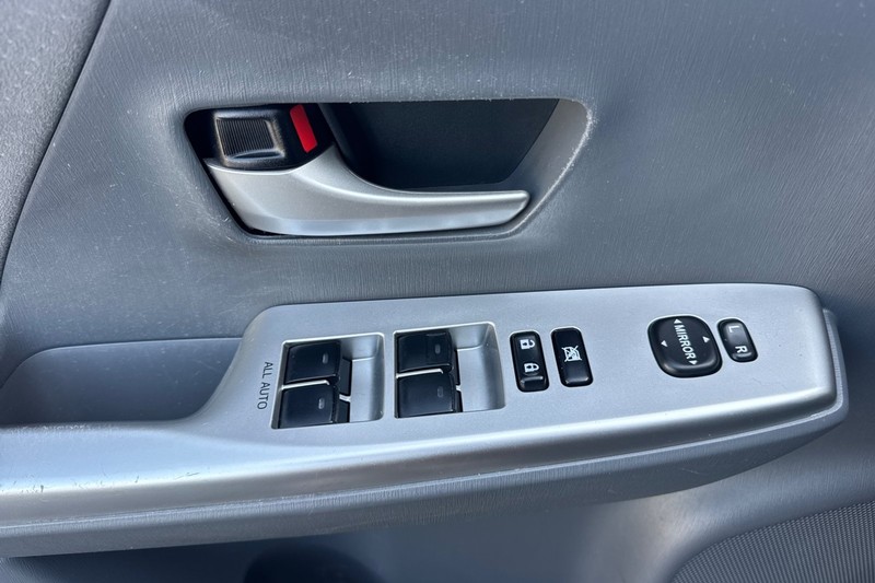 Toyota Prius v Vehicle Full-screen Gallery Image 11