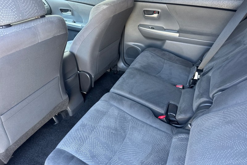 Toyota Prius v Vehicle Full-screen Gallery Image 12