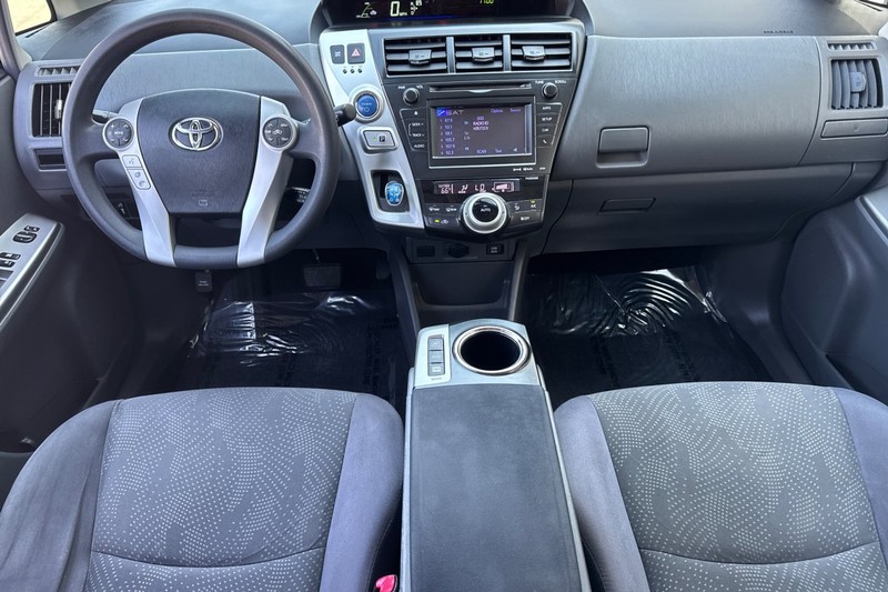 Toyota Prius v Vehicle Full-screen Gallery Image 13