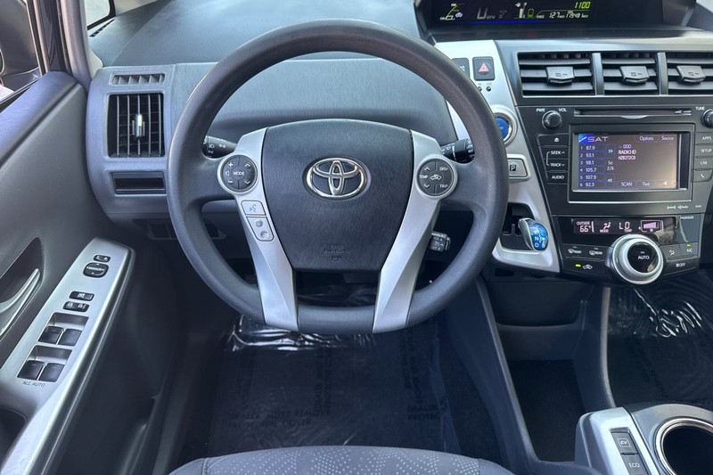 Toyota Prius v Vehicle Full-screen Gallery Image 14