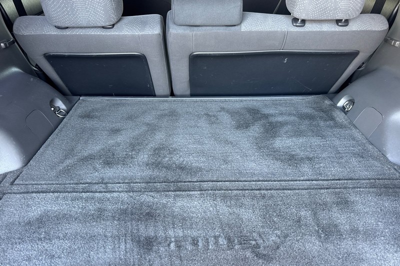 Toyota Prius v Vehicle Full-screen Gallery Image 15