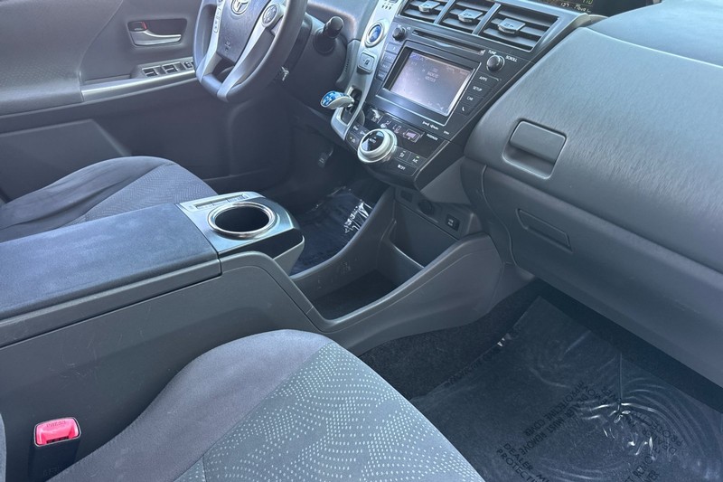 Toyota Prius v Vehicle Full-screen Gallery Image 16