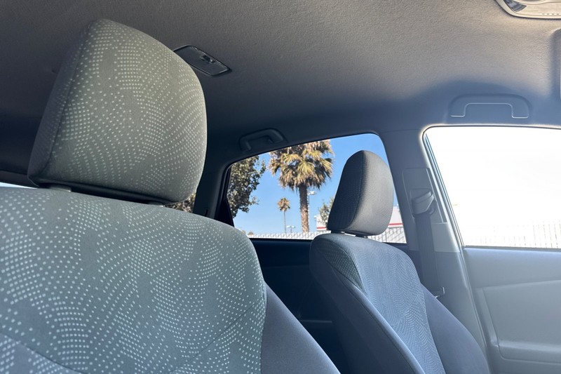 Toyota Prius v Vehicle Full-screen Gallery Image 17