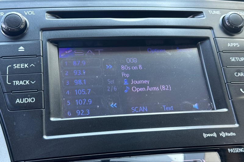 Toyota Prius v Vehicle Full-screen Gallery Image 18