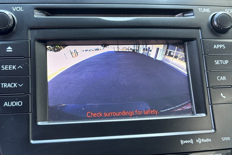 Toyota Prius v Vehicle Full-screen Gallery Image 20