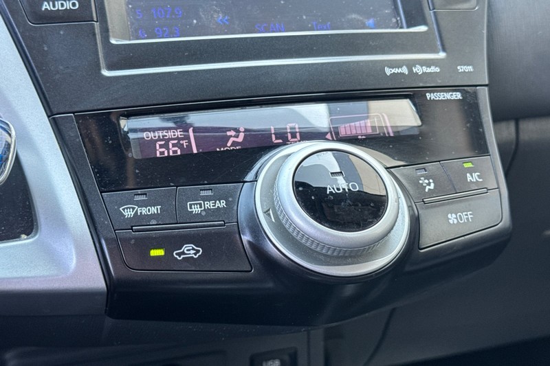 Toyota Prius v Vehicle Full-screen Gallery Image 21