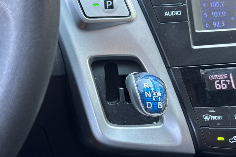 Toyota Prius v Vehicle Full-screen Gallery Image 22