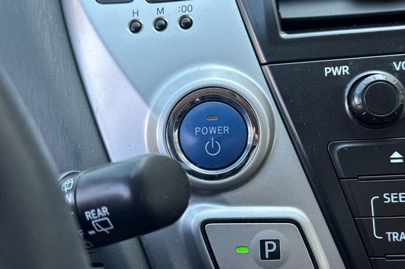 Toyota Prius v Vehicle Full-screen Gallery Image 23