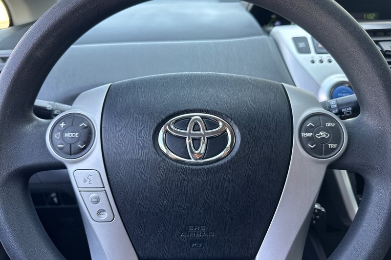 Toyota Prius v Vehicle Full-screen Gallery Image 24