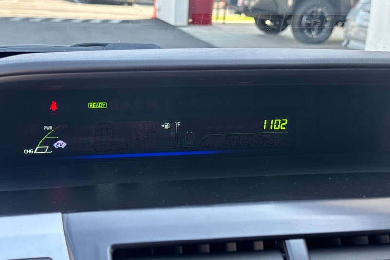 Toyota Prius v Vehicle Full-screen Gallery Image 25