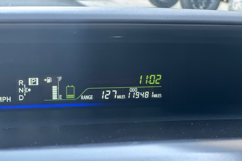 Toyota Prius v Vehicle Full-screen Gallery Image 26