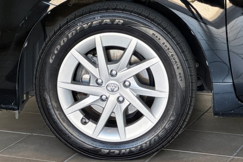 Toyota Prius v Vehicle Full-screen Gallery Image 27