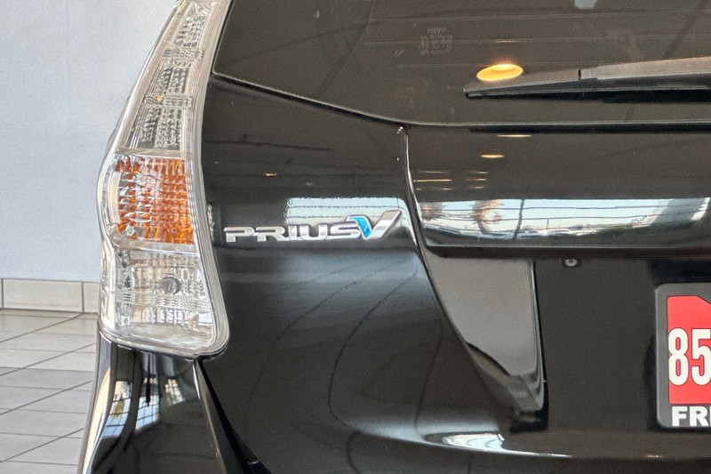 Toyota Prius v Vehicle Full-screen Gallery Image 28