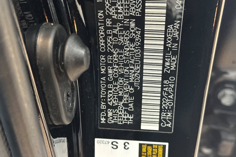 Toyota Prius v Vehicle Full-screen Gallery Image 30