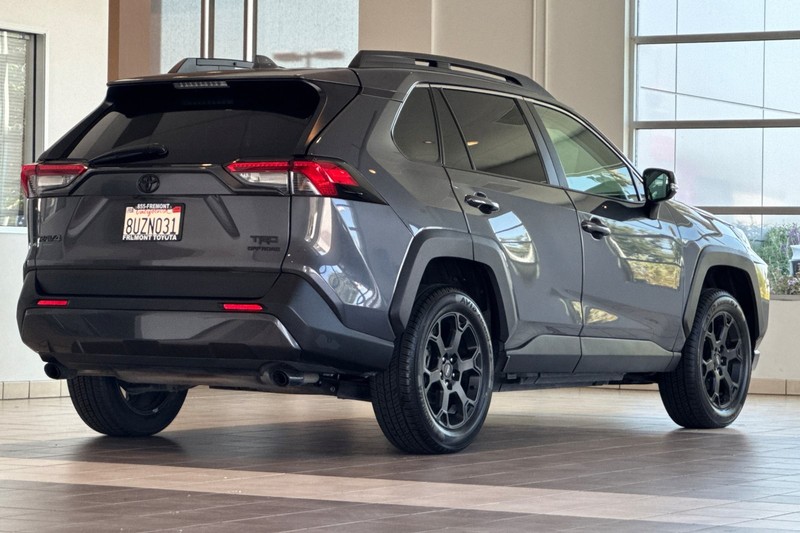 Toyota RAV4 Vehicle Full-screen Gallery Image 04