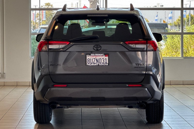 Toyota RAV4 Vehicle Full-screen Gallery Image 05