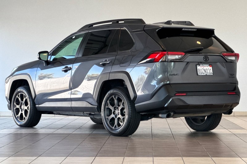 Toyota RAV4 Vehicle Full-screen Gallery Image 06