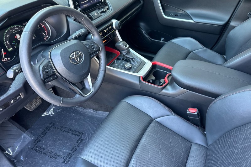 Toyota RAV4 Vehicle Full-screen Gallery Image 10