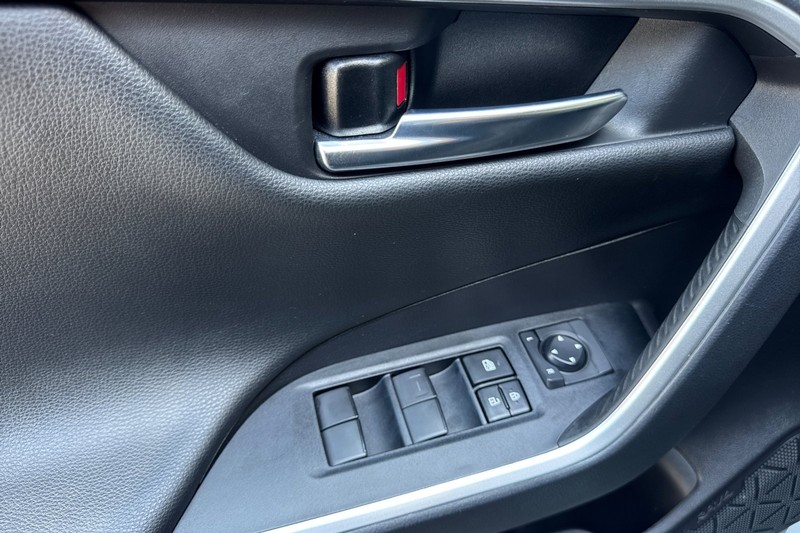 Toyota RAV4 Vehicle Full-screen Gallery Image 11