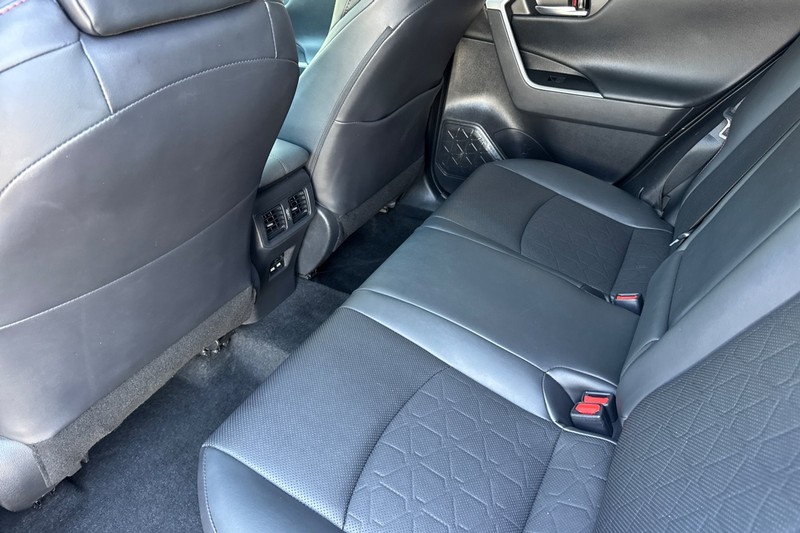 Toyota RAV4 Vehicle Full-screen Gallery Image 12