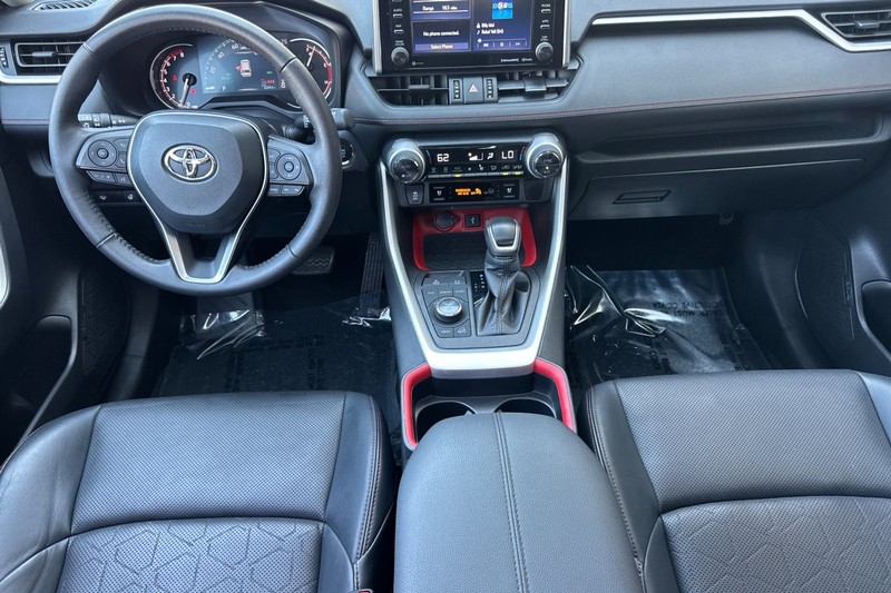 Toyota RAV4 Vehicle Full-screen Gallery Image 13