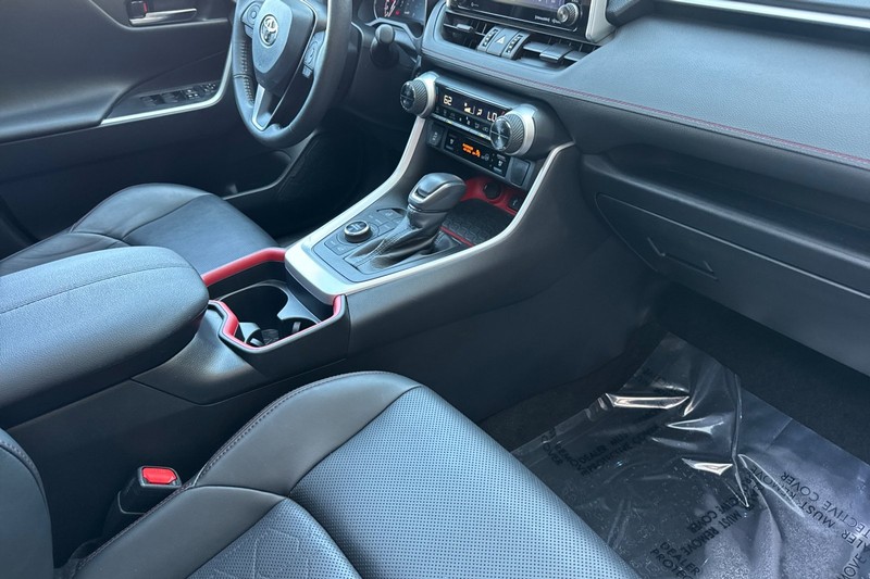 Toyota RAV4 Vehicle Full-screen Gallery Image 16