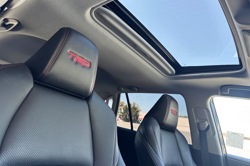 Toyota RAV4 Vehicle Full-screen Gallery Image 17