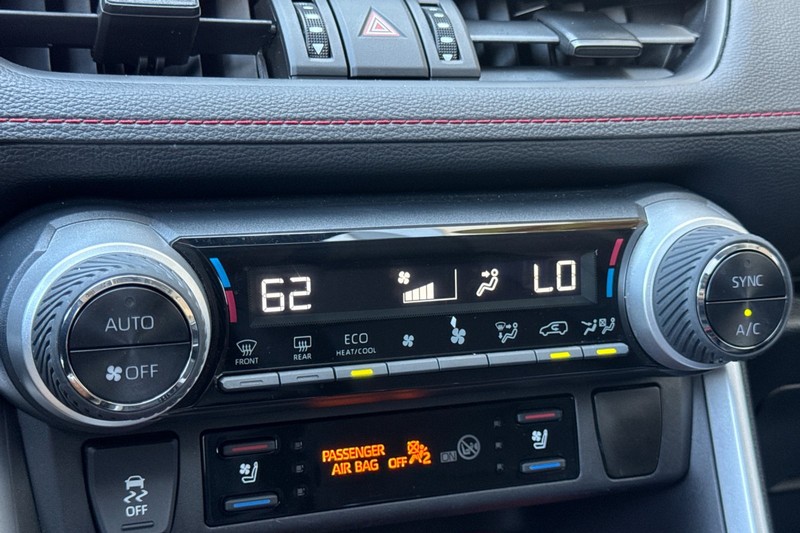 Toyota RAV4 Vehicle Full-screen Gallery Image 20