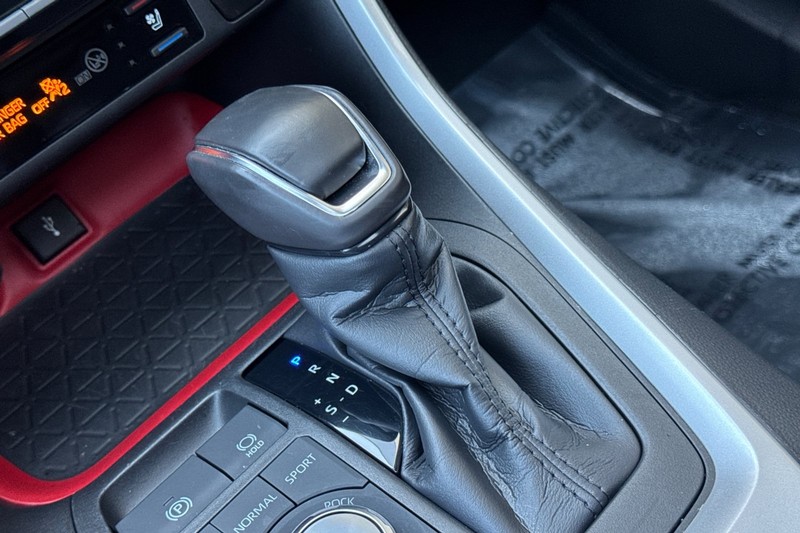 Toyota RAV4 Vehicle Full-screen Gallery Image 21