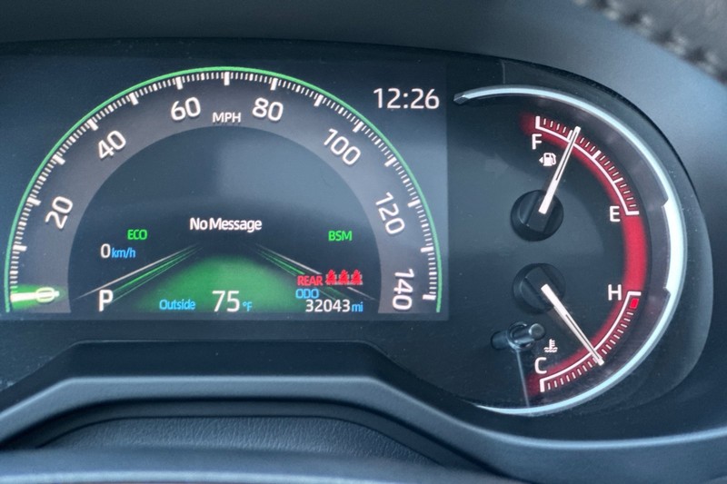 Toyota RAV4 Vehicle Full-screen Gallery Image 25