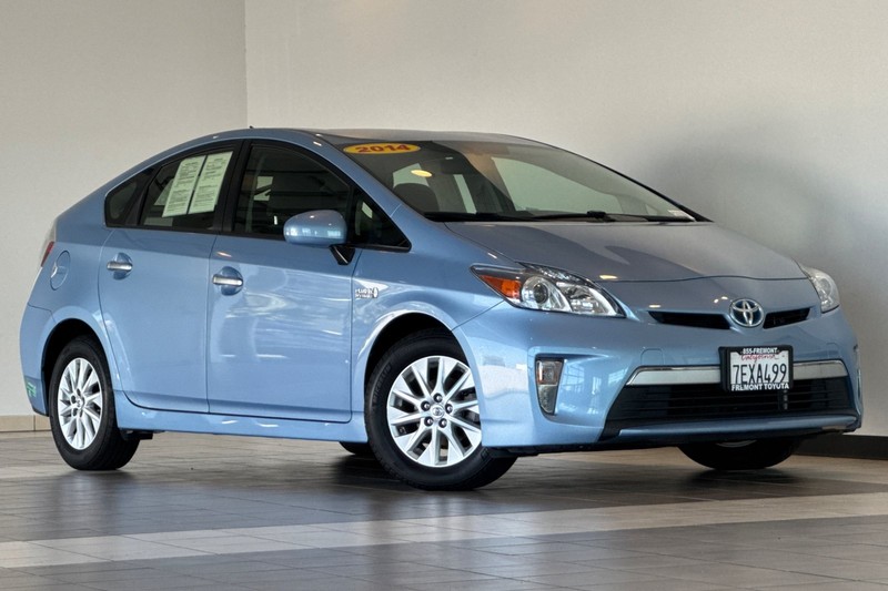 Toyota Prius Plug-In Vehicle Full-screen Gallery Image 02